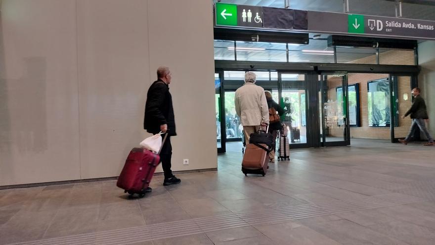 Vídeo | Pasajeros llegan a la estación Santa Justa un día después del gran apagón