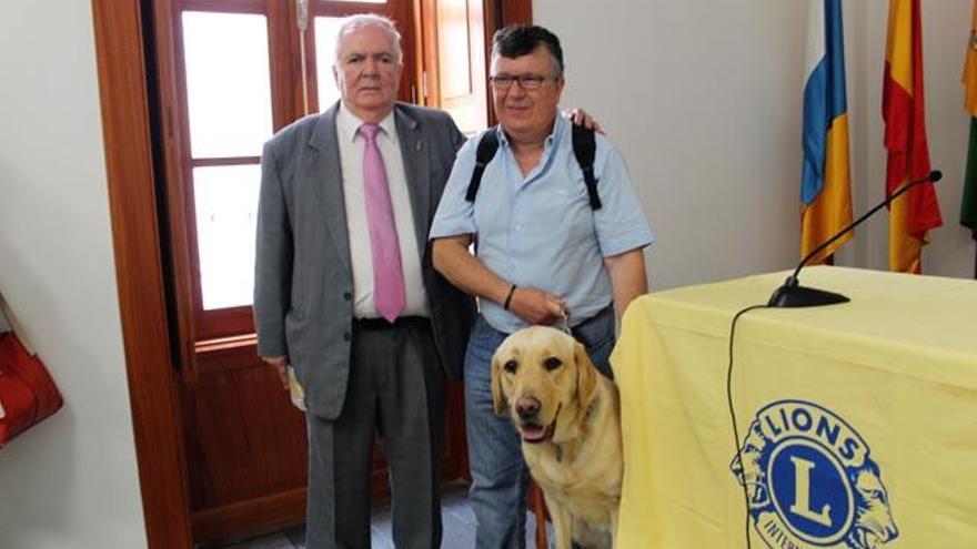 Arucas hace entrega de un perro-guía especial a una persona con discapacidad visual