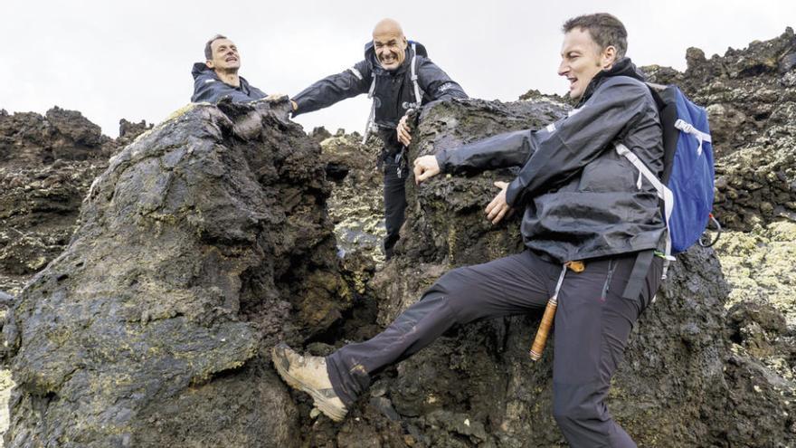 Pedro Duque (i), junto a Luca Parmitano (c) y el ingeniero Matthias Maurer (d), en Lanzarote. // EFE