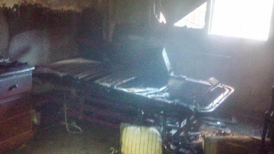 Un incendio quema varias habitaciones del piso de un joven con movilidad reducida