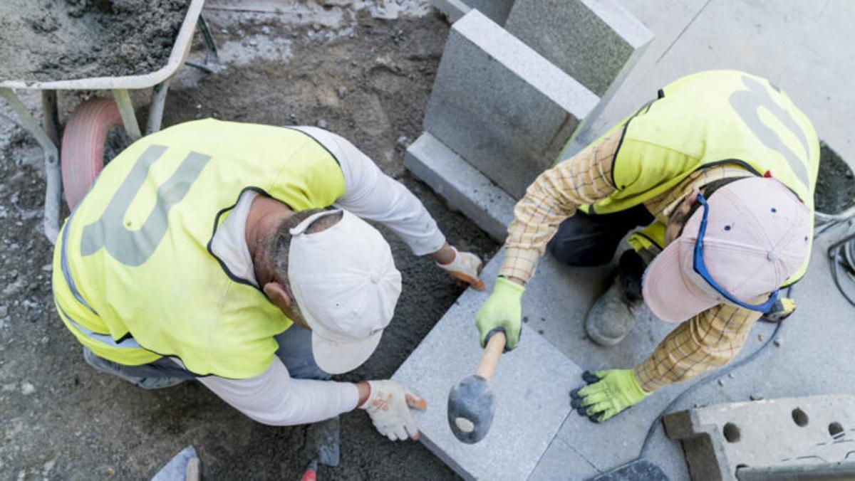 Tasques de renovació dels carrers, part de lambiciós pla de millora de lespai públic de Barcelona.