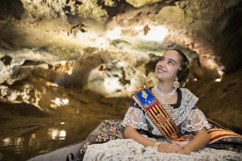 Visita de la fallera mayor infantil y la corte de honor a les Coves de Sant Josep