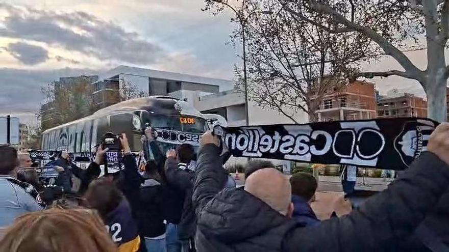 Vídeo: La marea albinegra recibe al autobús del Castellón en el Carlos Belmonte