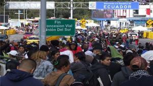 Inmigrantes venezolanos intentado entrar a Ecuador desde Colombia.