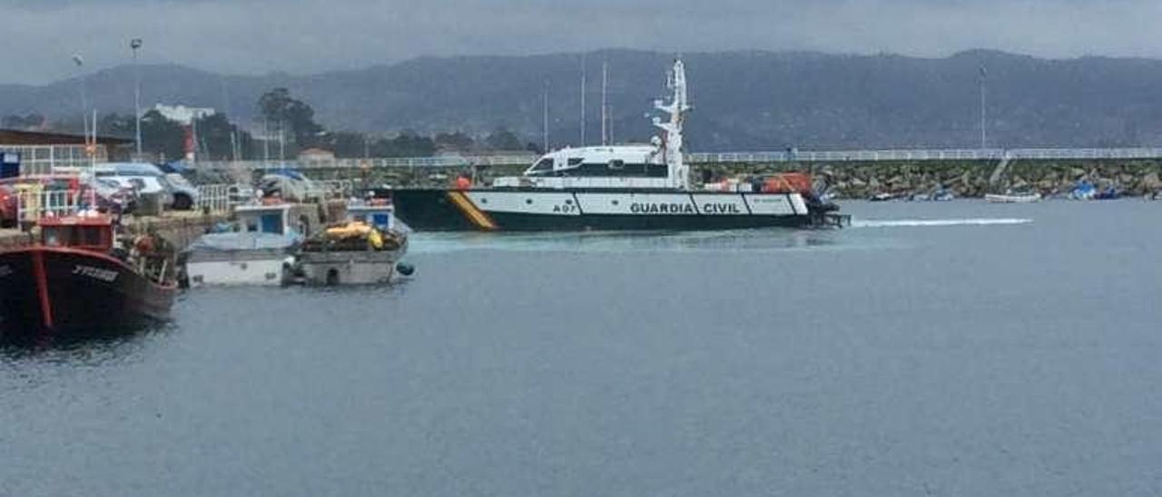 La patrullera de la Guardia Civil, ayer en Cangas. // G.Núñez