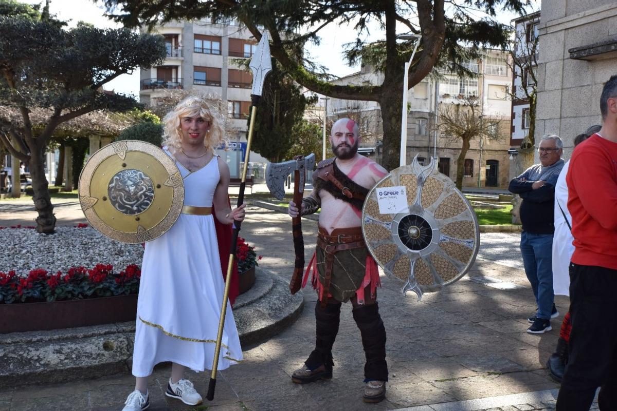 Participantes en la Gran Marcha do Entroido que esta tarde recorre el Sambódromo Meco.