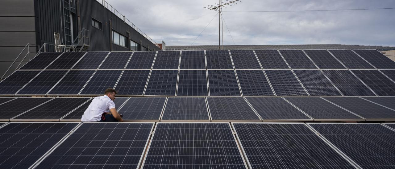 Un instalador de una planta fotovoltaica supervisa el montaje, ayer, en Riba-roja.