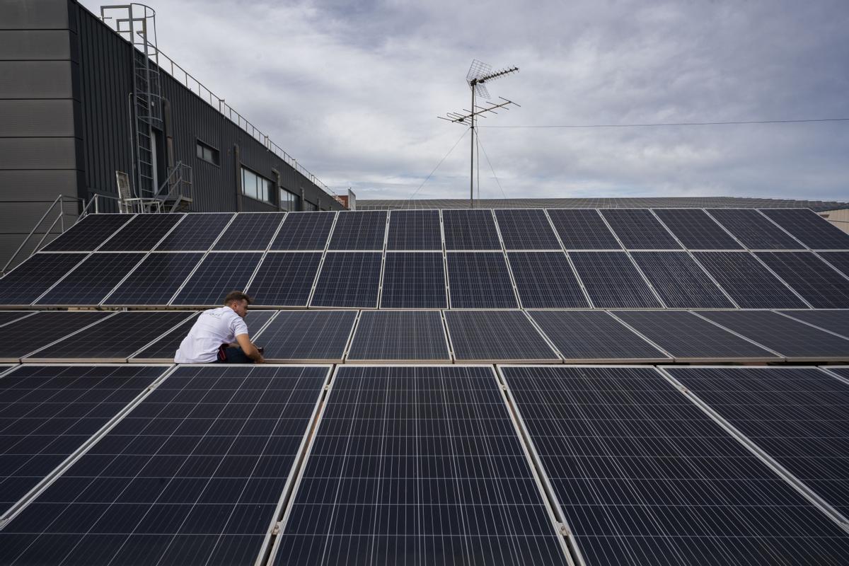 Un instalador de una planta fotovoltaica supervisa el montaje, en Riba-roja.