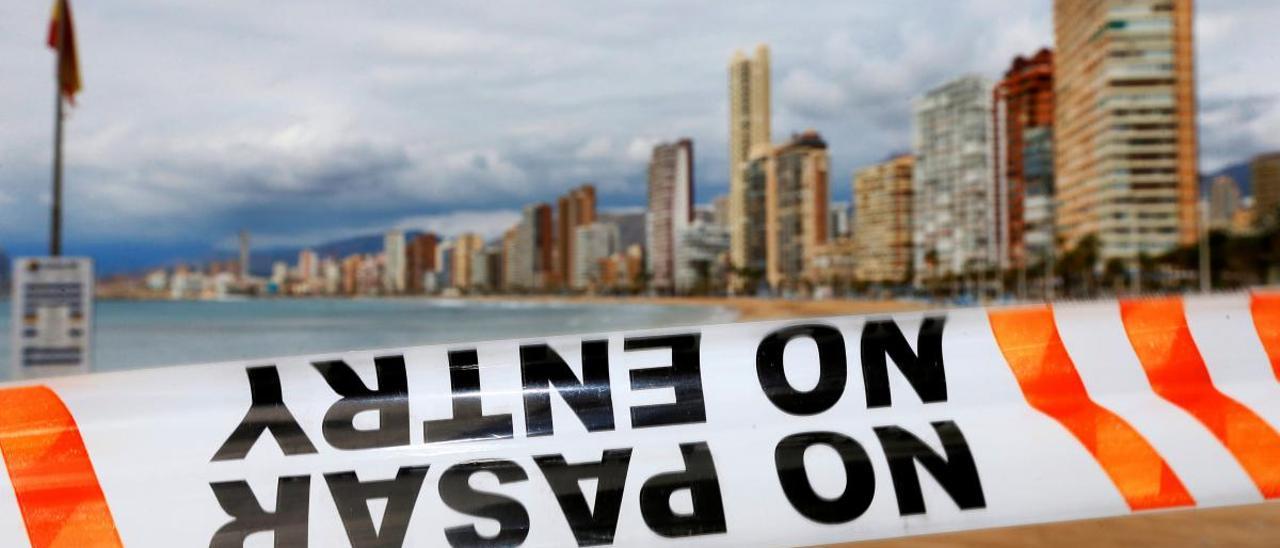 La playa de Benidorm, sin turistas.