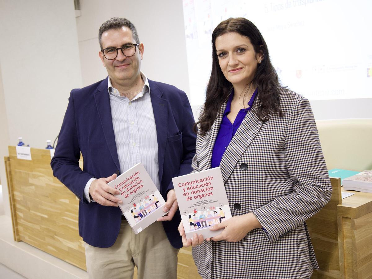 Beatriz Febrero, y el doctor de la Universidad de Murcia, Javier Almela-Baeza