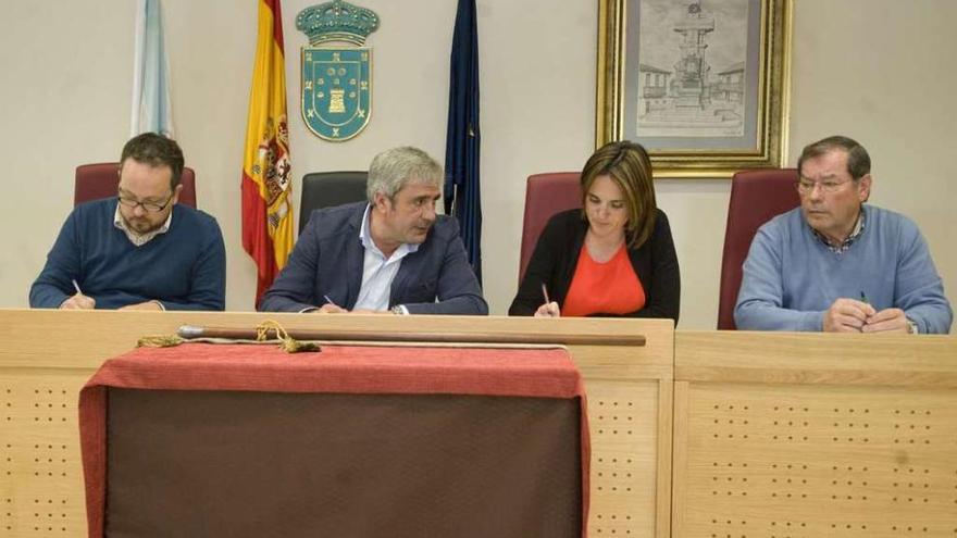 El alcalde, José Luis Fernández Mouriño, entre el secretario y la interventora, durante un pleno.
