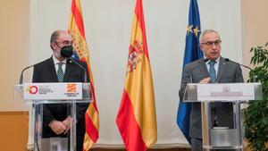 El presidente de Aragón, Javier Lambán, y el presidente del Comité Olímpico Español (COE), Alejandro Blanco, en rueda de prensa en Zaragoza.