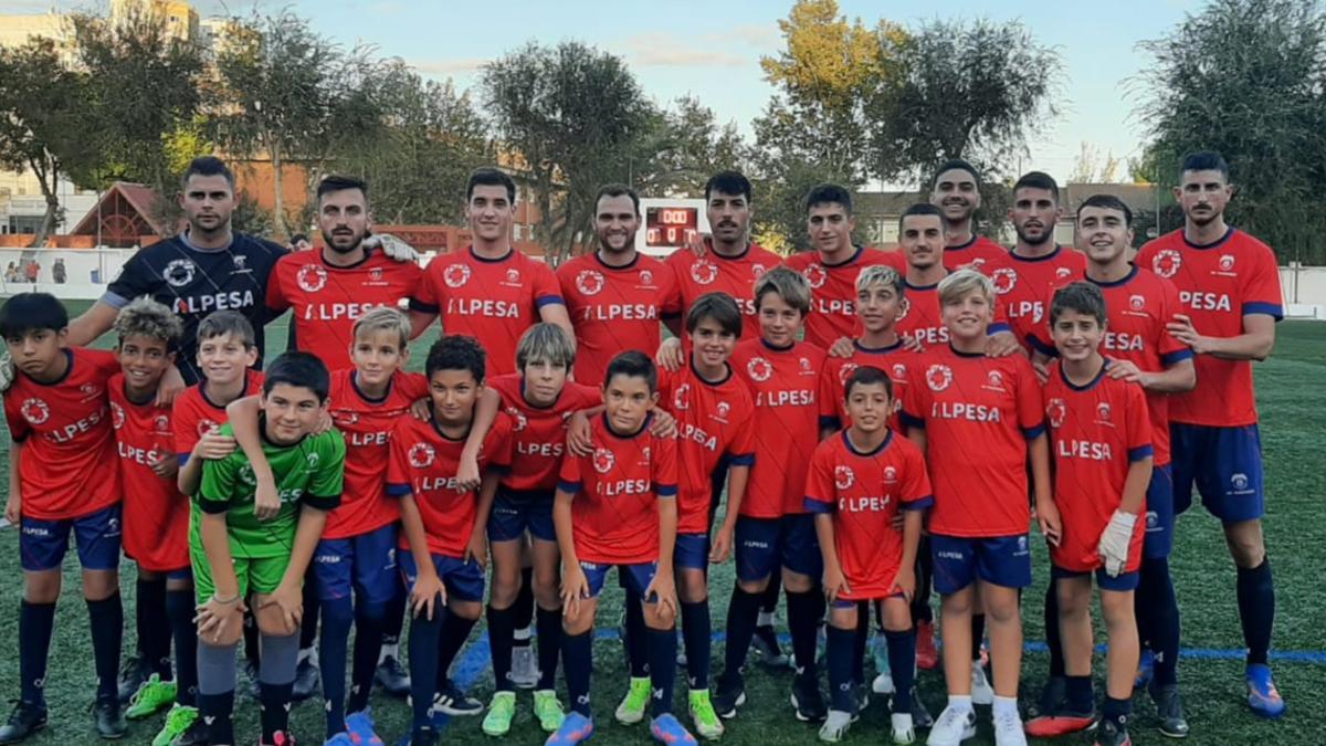 La UE Tavernes posa con el alevín &quot;B&quot; antes del encuentro ante el CF Benidorm