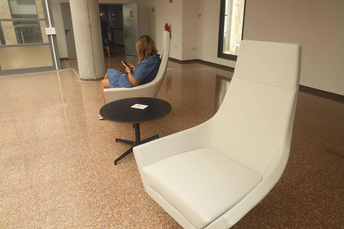El hospital de San Juan incorpora nuevo mobiliario para "humanizar" las salas de espera