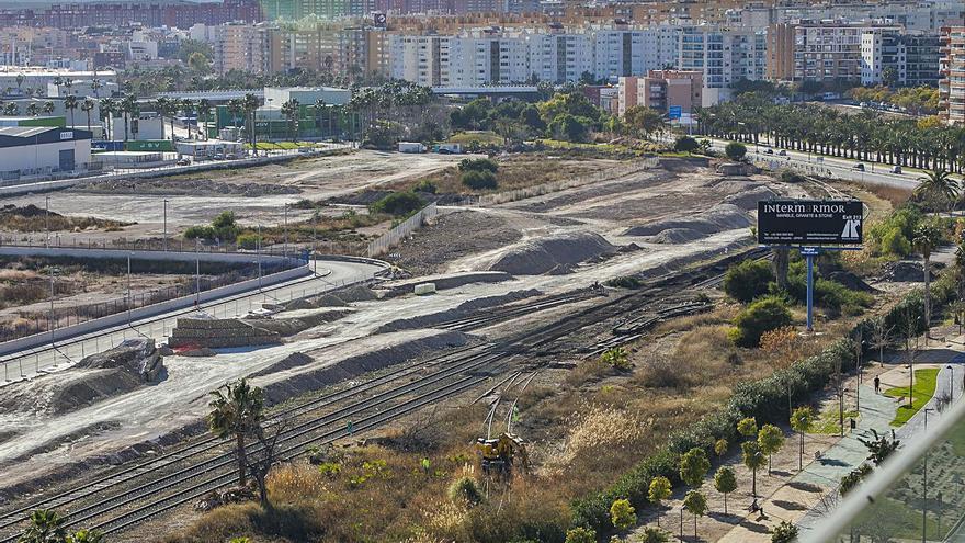 Imagen de la playa de vías donde Adif pretendía habilitar un aparcamiento de trenes.
