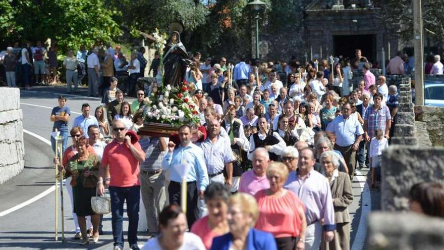 Procesión de ayer en Campañó, en la que se despidió el párroco.