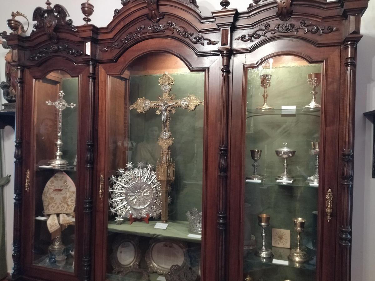 La cruz parroquial, los cálices y la corona de la virgen de los Dolores: una muestra de la riquísima orfebrería de la iglesia