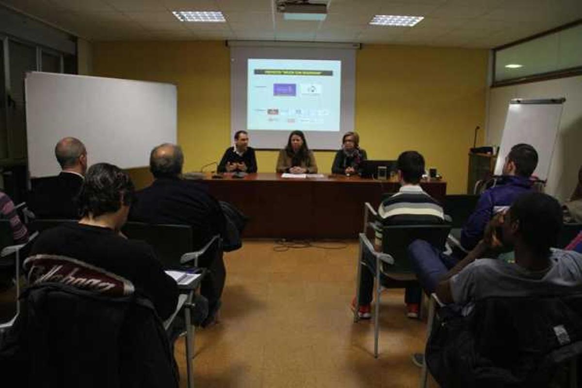 En la mesa, por la izquierda, Pedro Pérez, Miryam Hernández y María Jesús Benéitez, ayer, en el Instituto de Llanes.