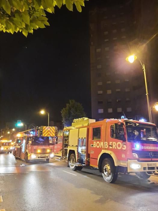 Un incendio obliga a desalojar el edificio La Estrella, en el barrio gijonés de El Natahoyo