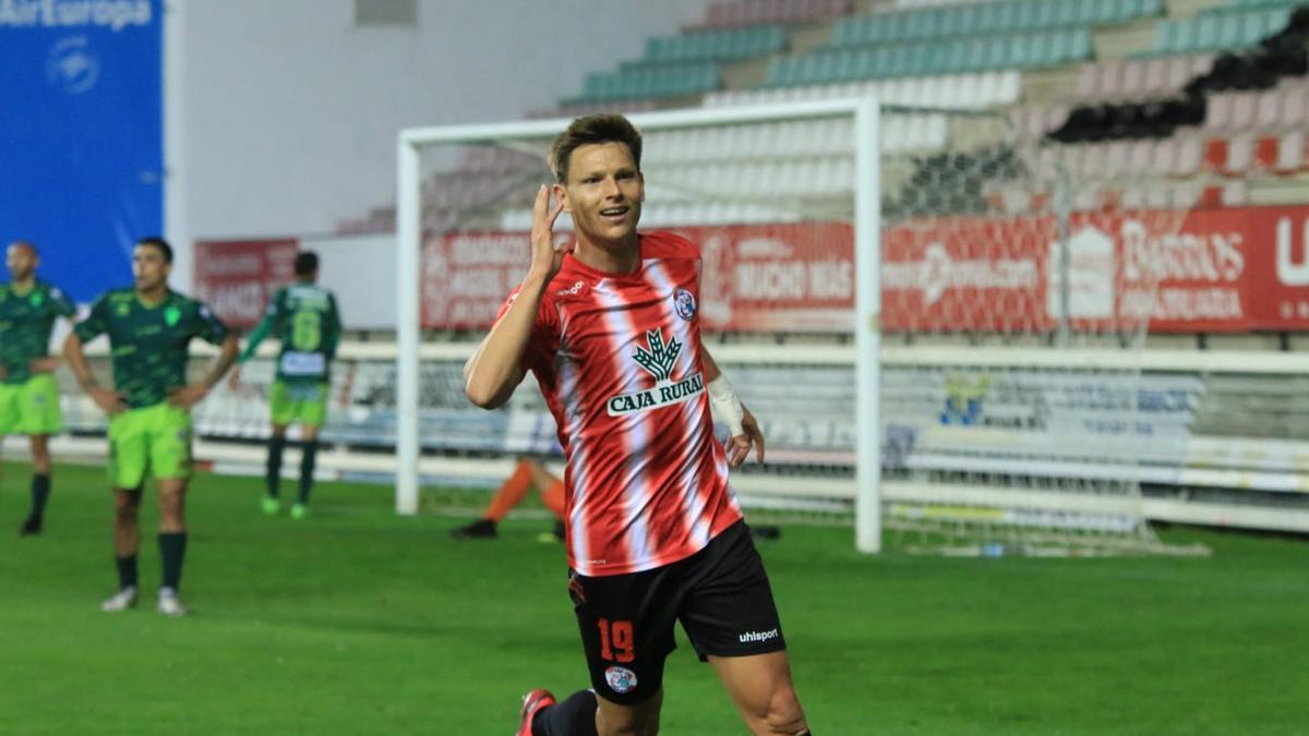 El Zamora CF empata con diez jugadores frente al Guijuelo (2-2)