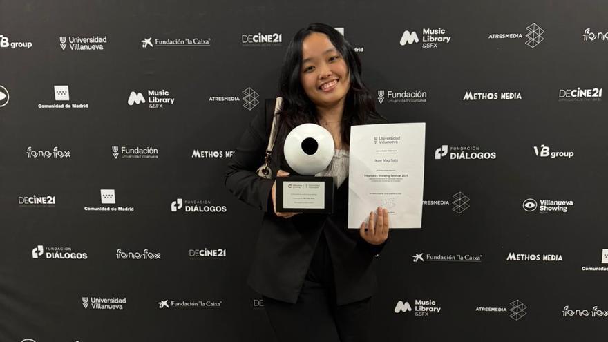 Jelwen Arconado, posando junto al primer premio a Mejor Dirección de los 'Goya universitarios'.