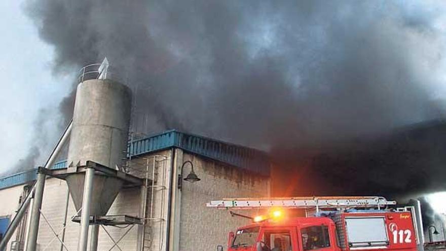 El intenso humo dificultó las tareas de extinción del incendio.  // Carmen Giménez