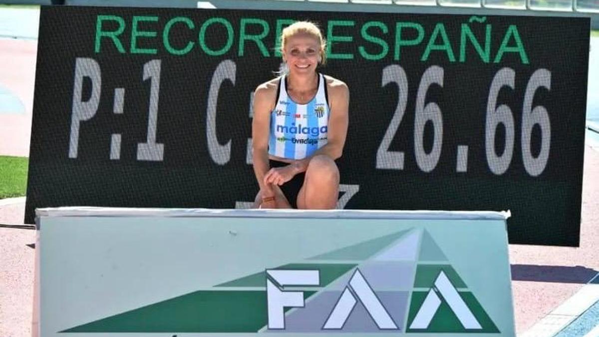 Olga Moreno posa orgullosa delante de uno de sus récords.