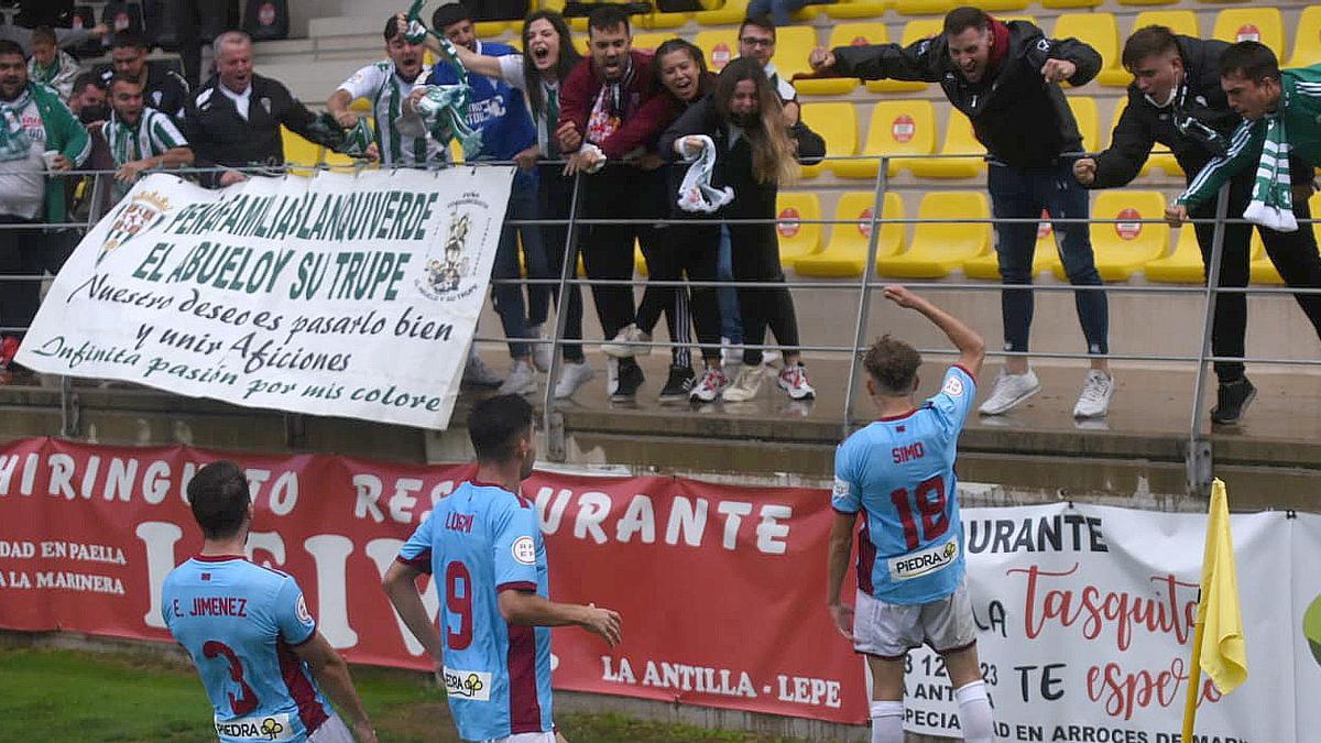 Los jugadores del Córdoba CF celebran el gol de Simo con la afición desplazada a Lepe.