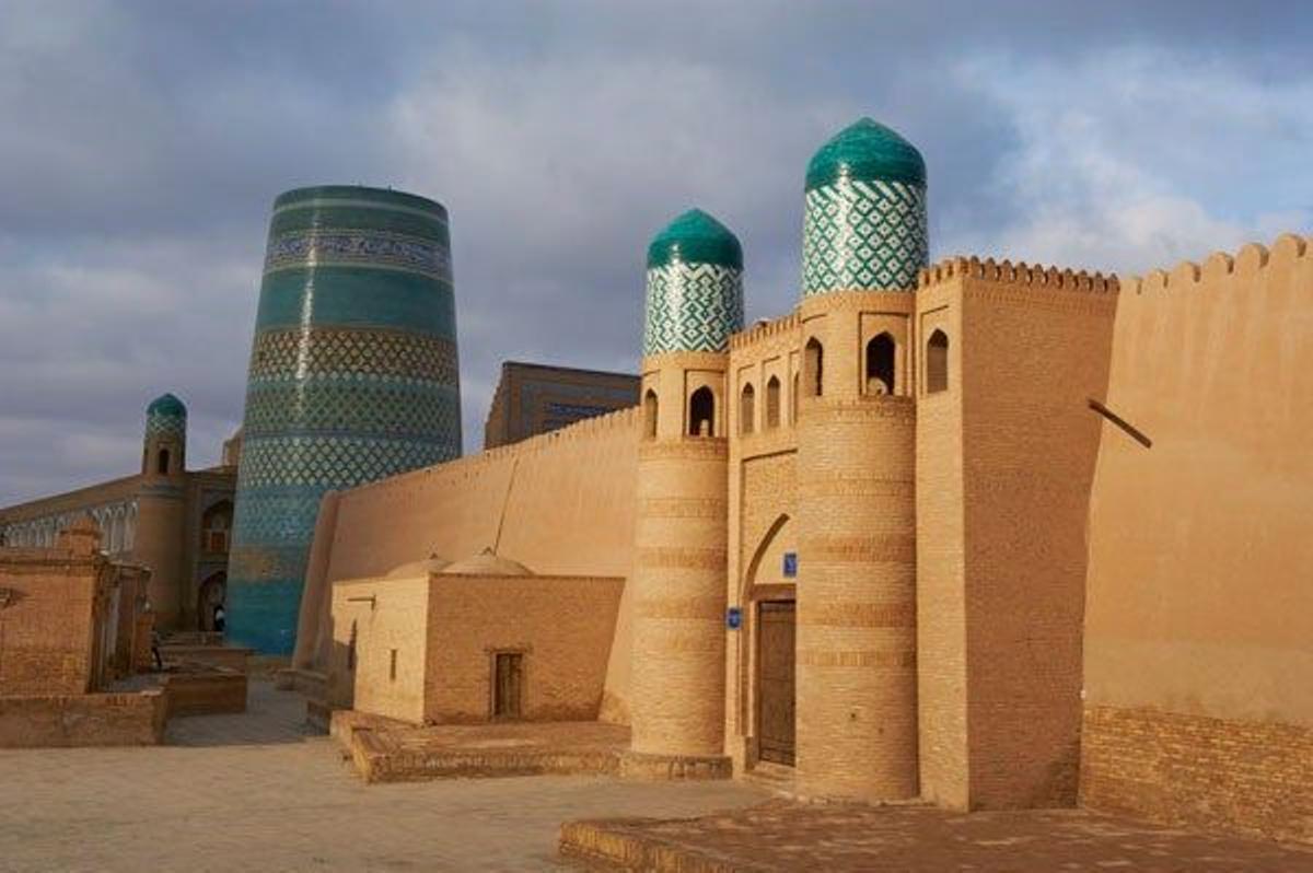 Ciudadela de Kunya-Ark con el minarete inacabado de Kalta en la ciudad de Khiva.