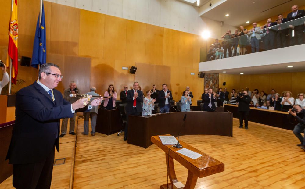El reelegido alcalde de Benidorm tiende la mano a la oposición y señala que "gobernar no es sólo decidir" sino también cooperar, y que la mayoría absoluta "no es un cheque en blanco".
