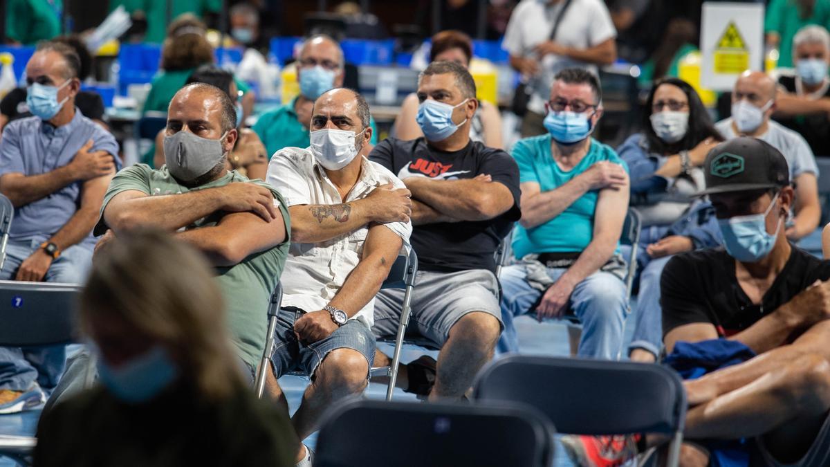 Varias personas vacunadas en el pabellón Santiago Martín.