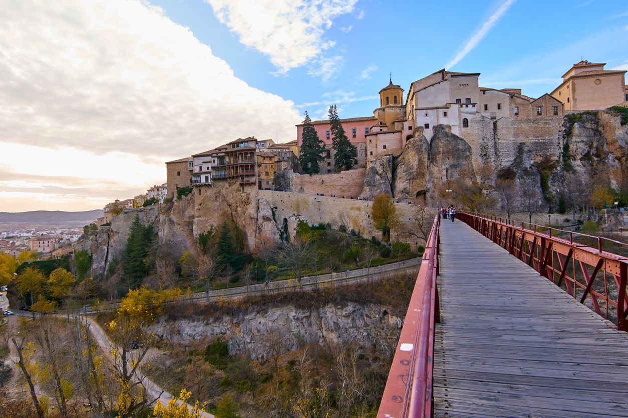El Puente de San Pablo destaca por su característico color rojo