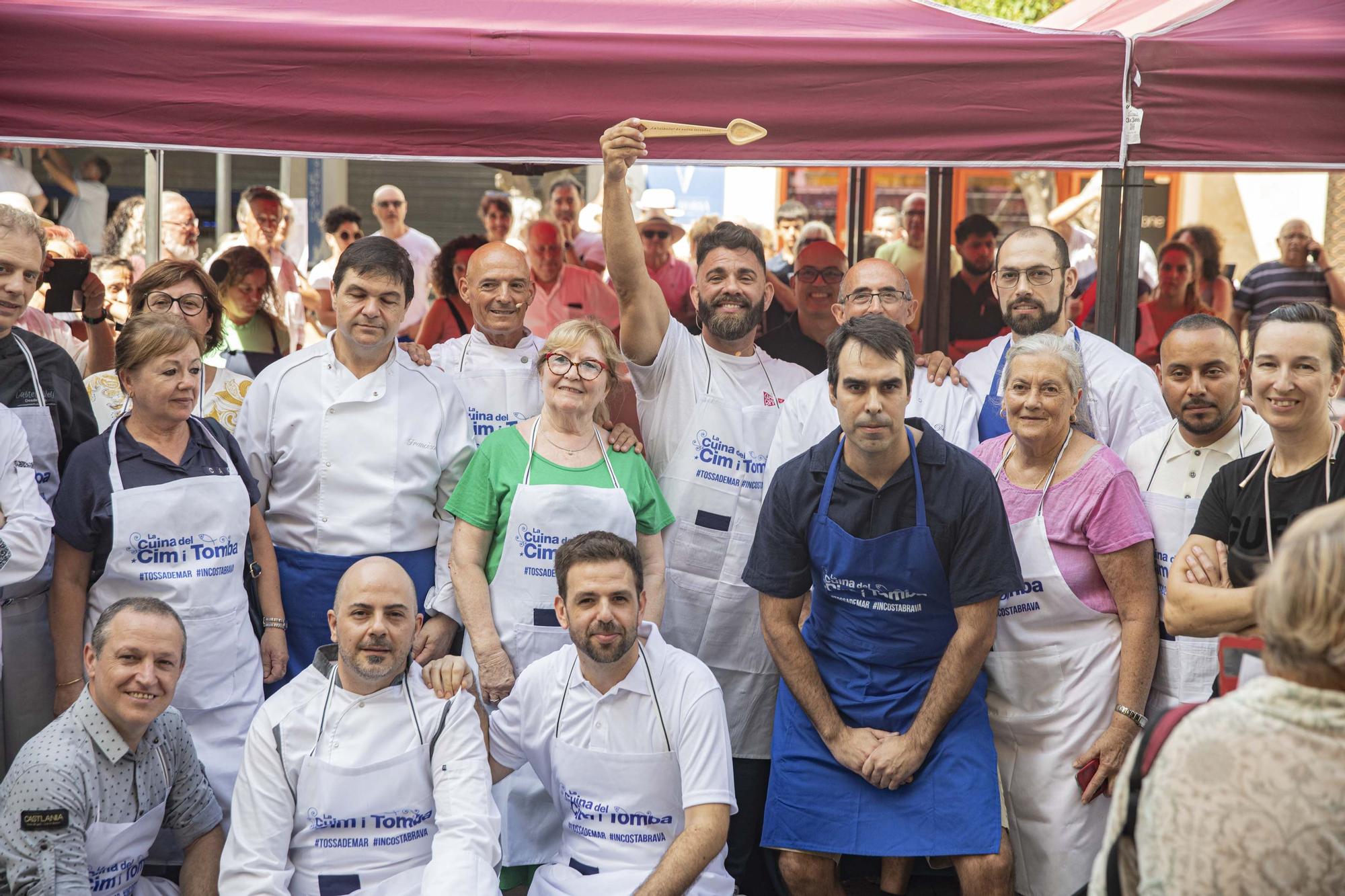 Marc Ribas cuina un "Cim i Tomba", el plat tradicional de Tossa de Mar, enmig del poble