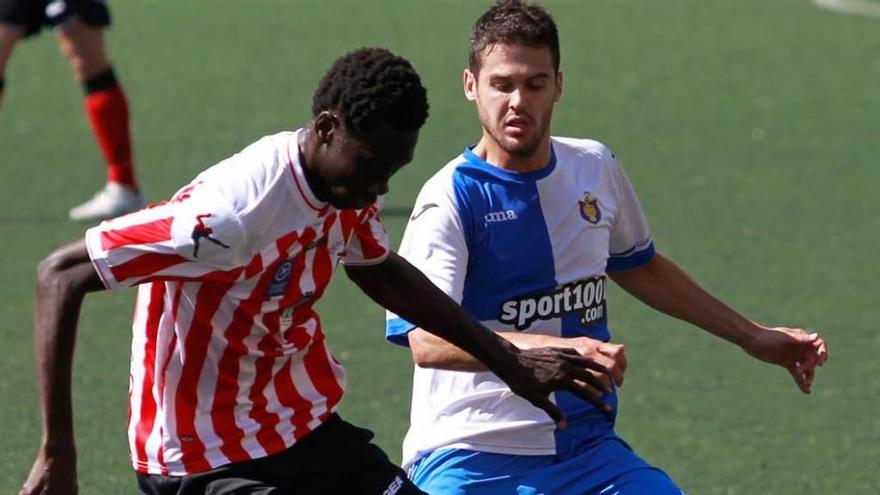 Saha, con el balón, presionado por Pablo Suárez.