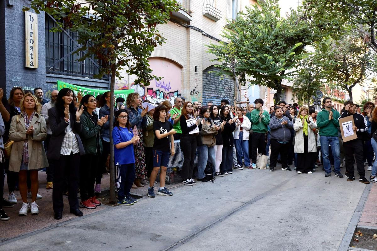 Concentración en el IES Pedro de Luna de Zaragoza este jueves por la falta de personal.