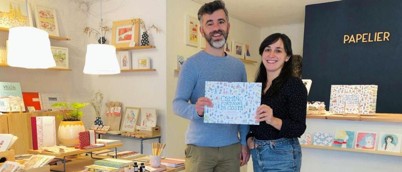 Ramón Quintas y Noelia Muiños, con un ejemplar del libro que han editado.  // FDV