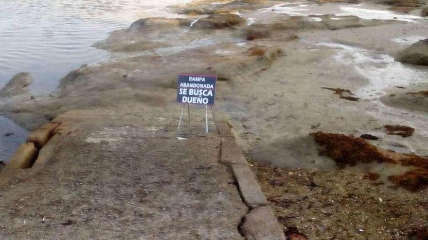 Letrero instalado por la Asociación de Vecinos de Espiñeira en la rampa de San Cibrán. // Santos Álvarez