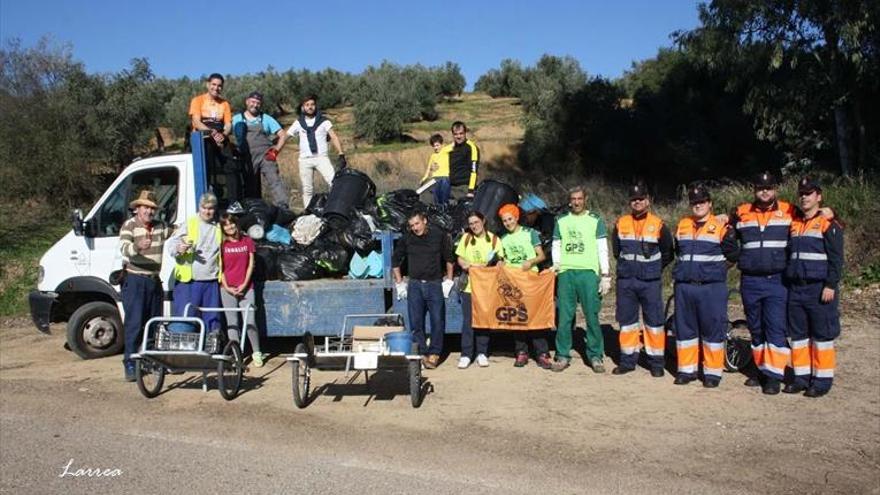 Voluntarios limpian las cunetas en Pedro Abad