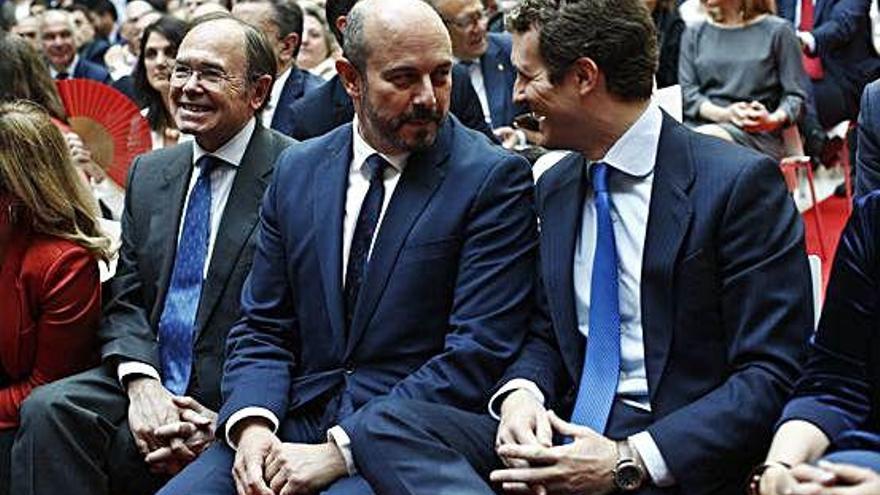 Pablo Casado parla amb dirigents del PP a Madrid durant la commemoració d&#039;ahir