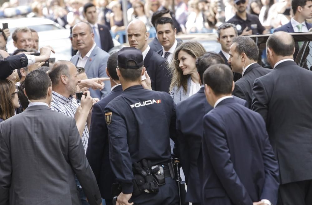 Pünktlich, aber nicht vollzählig: Letizia und Felipe, ihre Kinder Leonor und Sofía sowie Altkönig Sofía fanden sich am Sonntag (16.4.) traditionsgemäß in Palma Kathedrale ein.