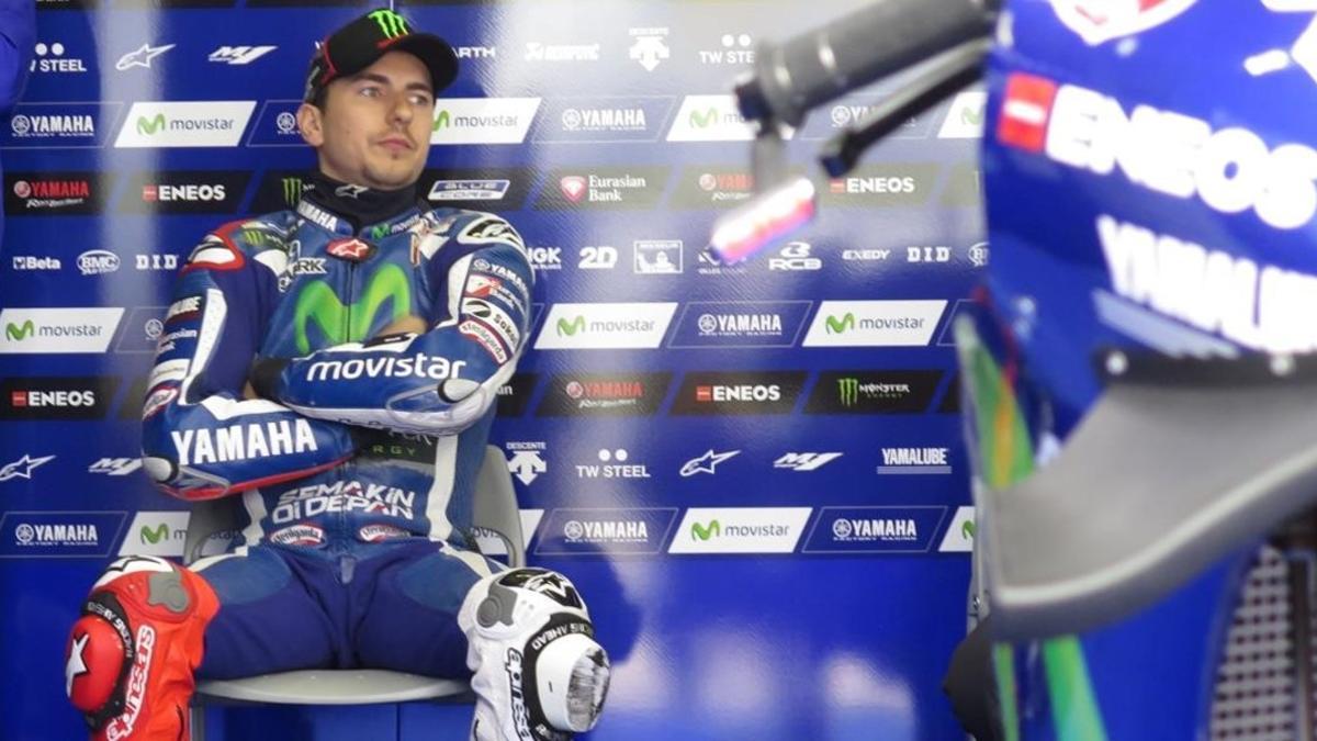 Jorge Lorenzo (Yamaha) espera paciencia, en su box, que deje de llover para volver a salir tras su caída en Sachsenring.