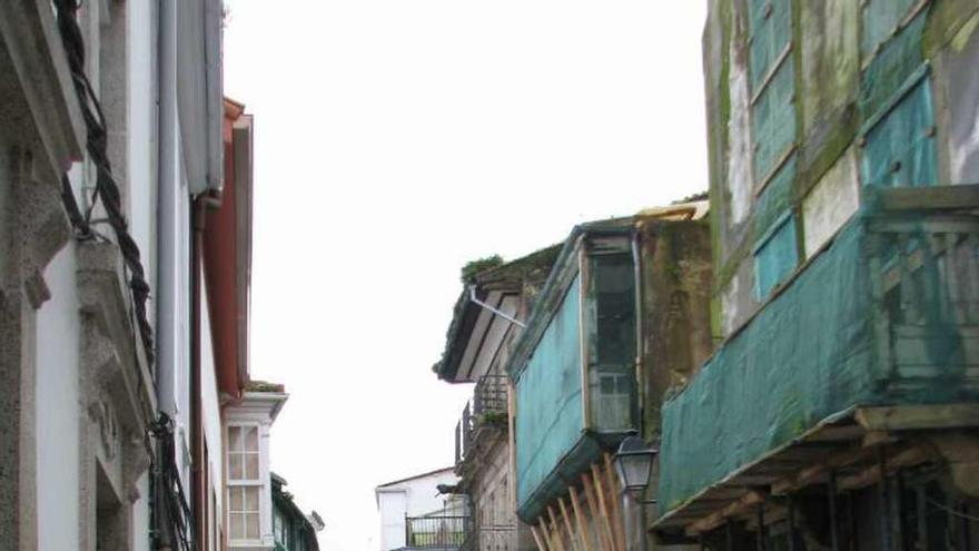 Viviendas en ruinas en el casco histórico de Betanzos.