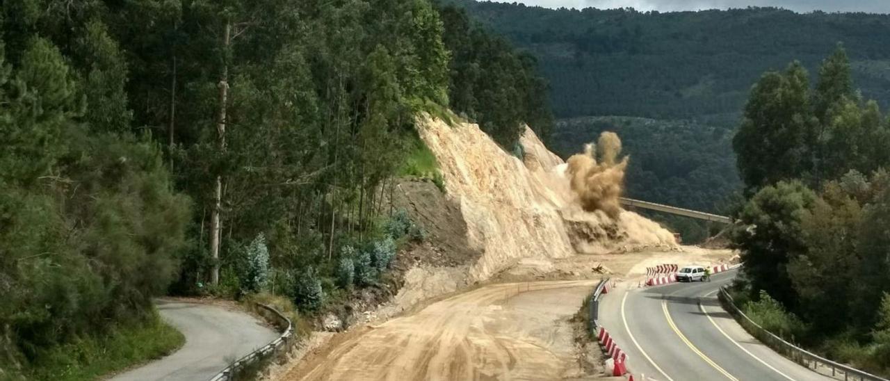 Voladuras para la construcción del tercer tramo de la autovía en 2018.