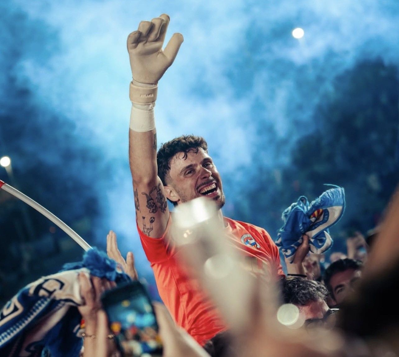 Fuoli celebra el ascenso del Sabadell anoche.