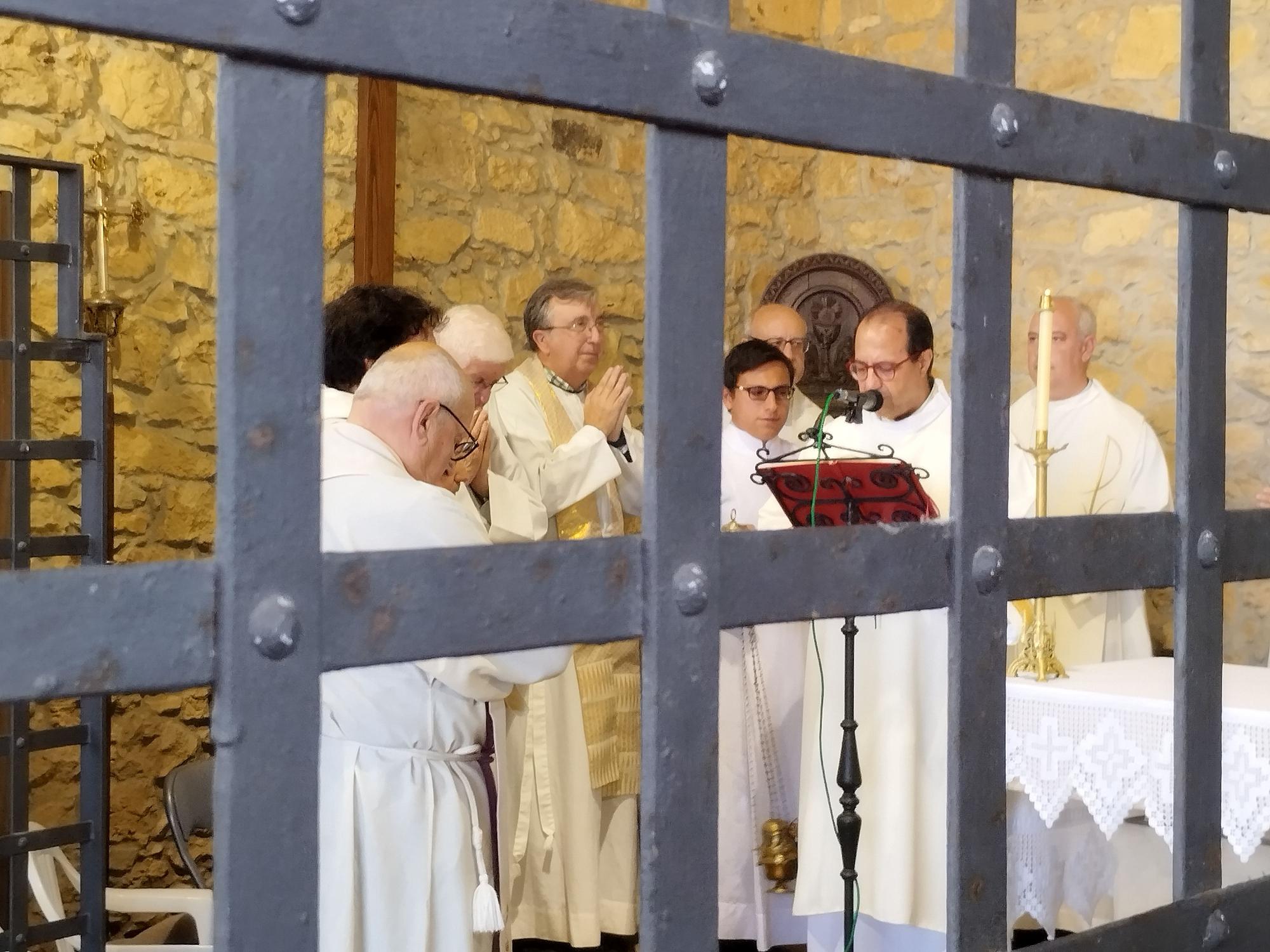 La misa solemne y procesión de la Virgen de la Cabeza en Meres, en imágenes