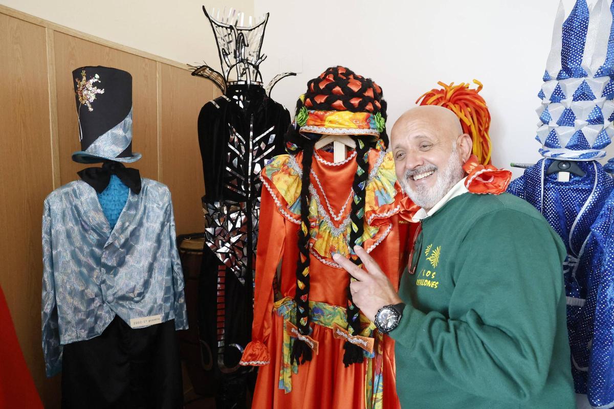 Los preparativos de la exposición de la charanga gijonesa "Los Restallones" por sus 25 años, en imágenes