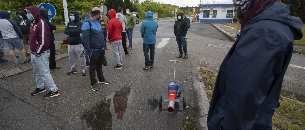 Trabajadores de Alu Ibérica delante de la fábrica.