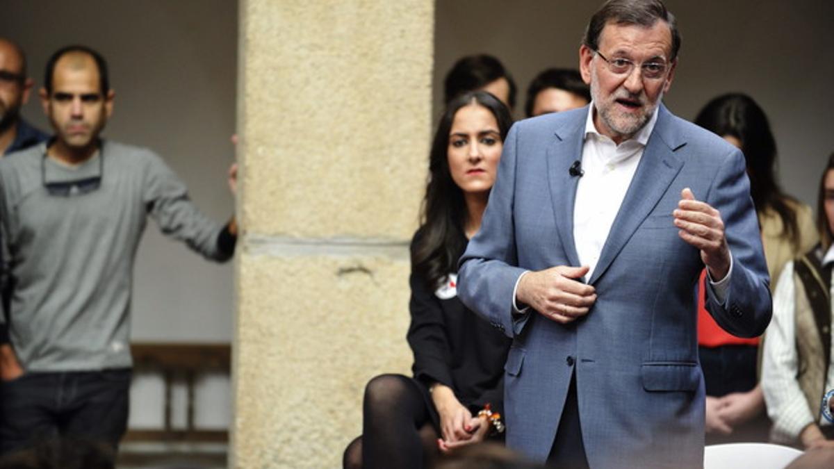 El presidente del Gobierno, Mariano Rajoy, durante su intervención en un acto con jóvenes organizado por el Partido Popular hoy en la localidad toledana de Mora.