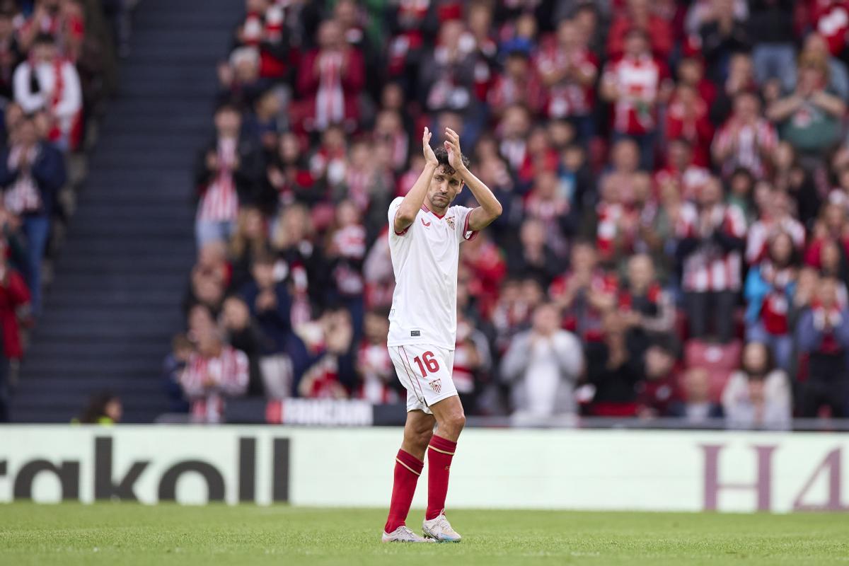 Jesus Navas al ser sustituido en San Mamés en el Athletic Club - Sevilla FC de la jornada 37.