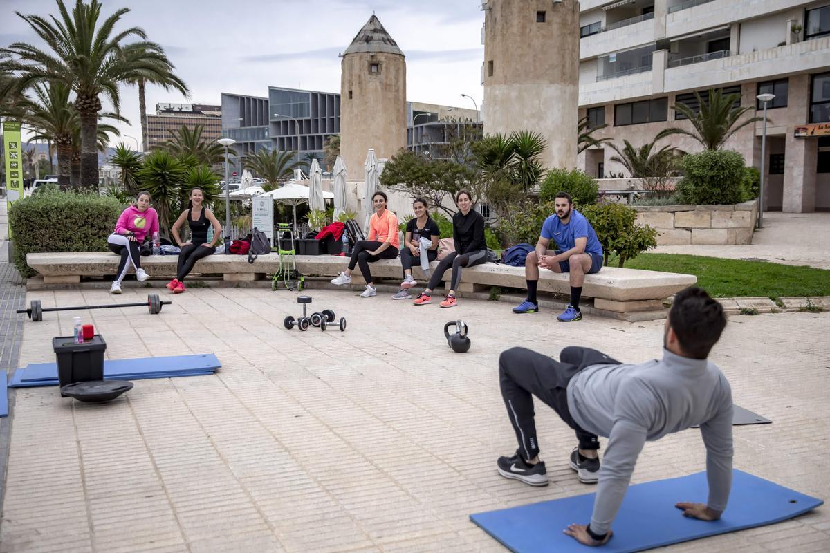 Gimnasia grupal al aire libre Gimnasia grupal al aire libre